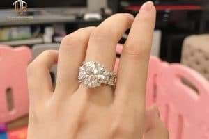 Đeo nhẫn kim cương ngón nào đẹp nhất?