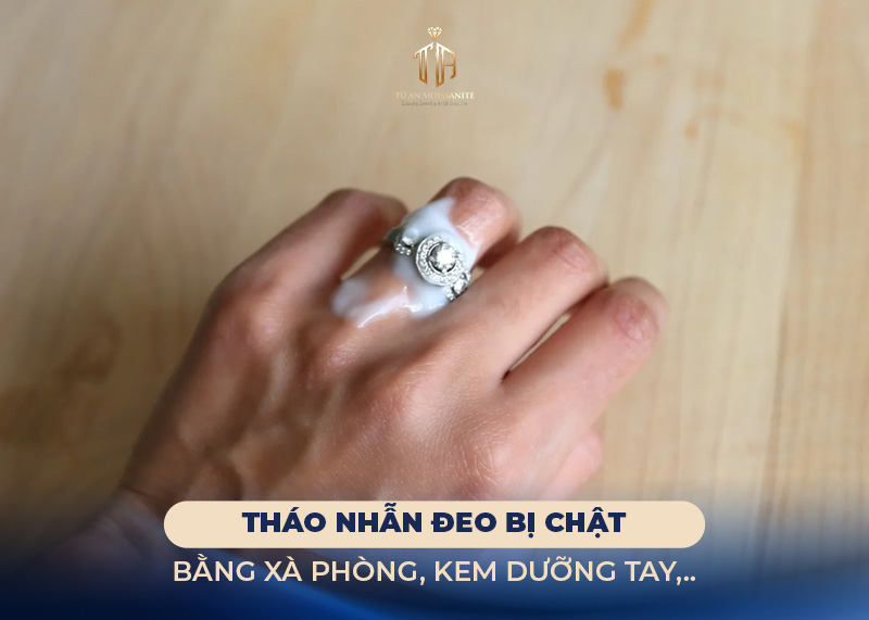 thao-nhan-bi-chat-bang-xa-phong