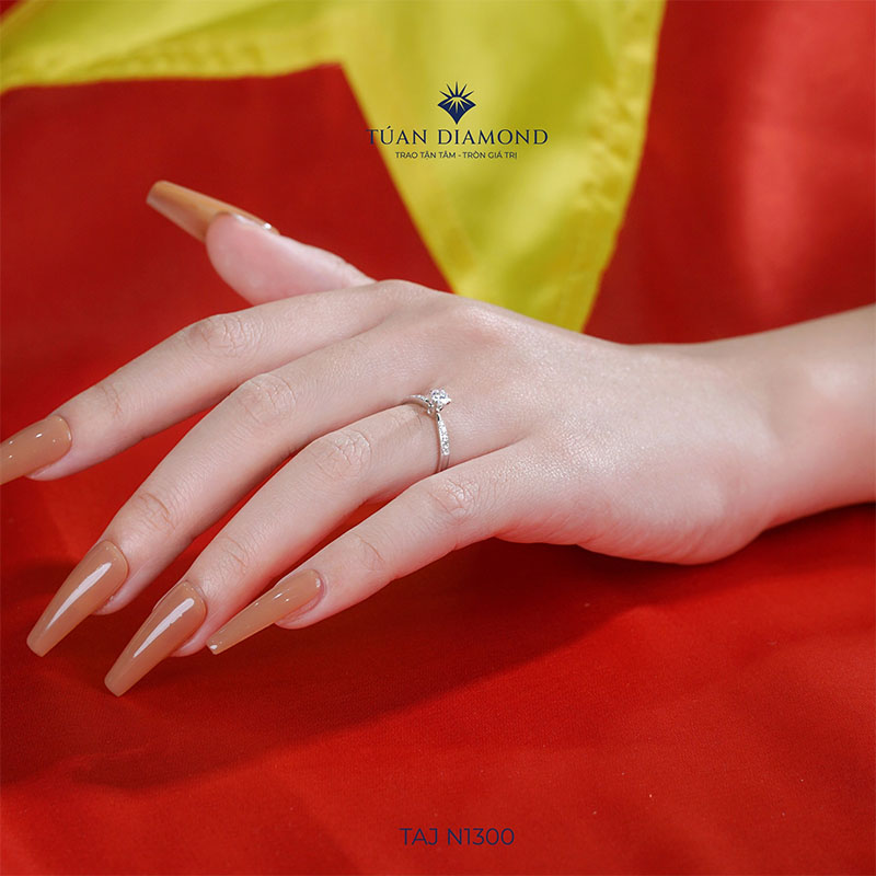 nhan-nu-moissanite-1