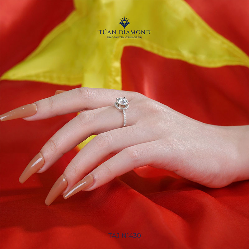 nhan-nu-moissanite-2
