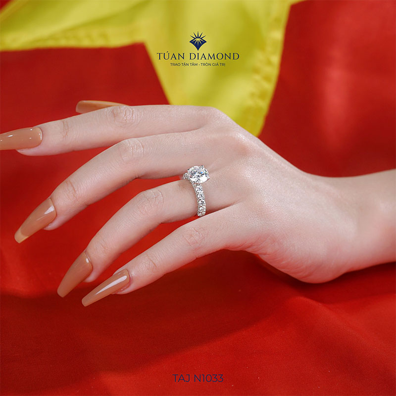 nhan-nu-moissanite-tu-an