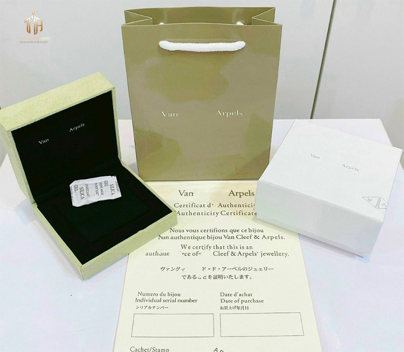 hop-dung-lac-tay-van-cleef-arpels