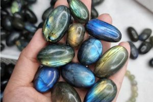 Đá Hắc Nguyệt Quang Là Đá Gì?