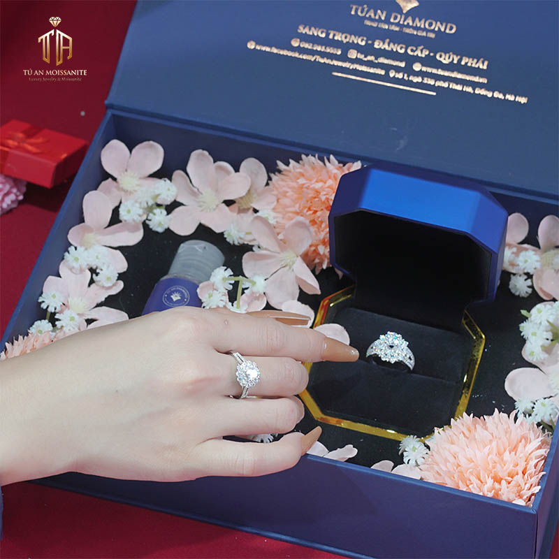 box-hoa-valentine-tu-an-moissanite